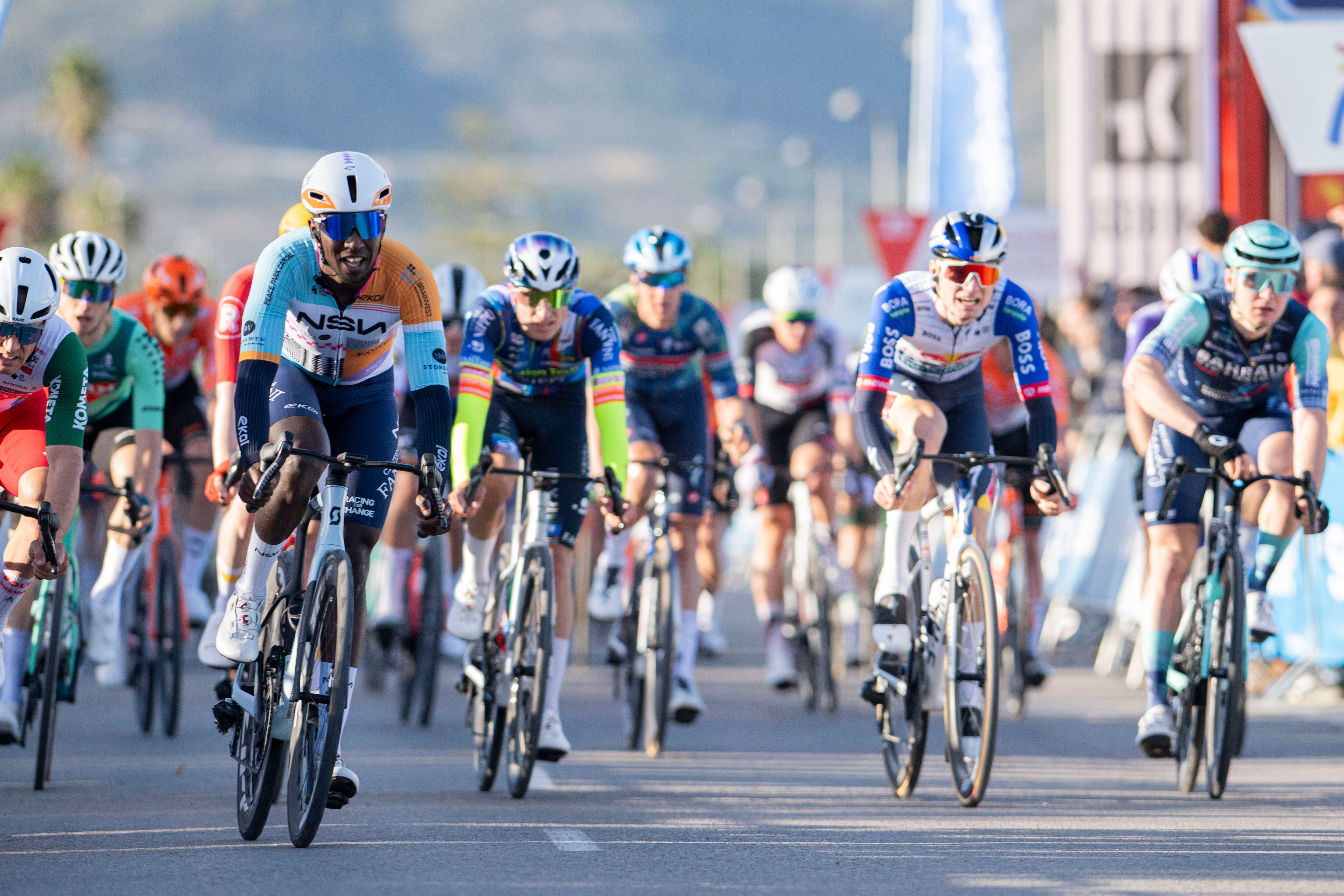 GRAFCVA1920. TORREBLANCA (CASTELLÓN), 04/02/2026.- El ciclista eritreo, Biniam Girmay (i), ganador de la primera etapa de la 77ª edición de la Volta a la Comunitat Valenciana-GP Banc Sabadell que ha dado comienzo este miércoles entre las poblaciones castellonenses de Segorbe y Torreblanca. EFE/Andreu Esteban