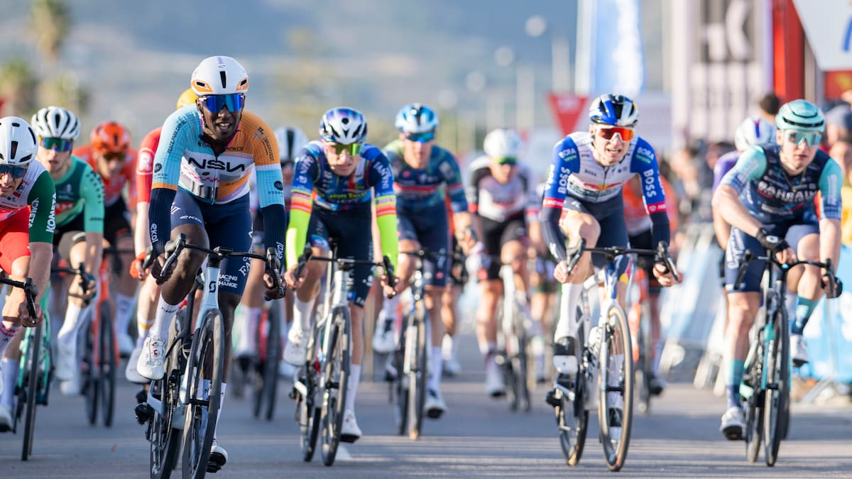 Biniam Girmay conquista al esprint la primera etapa de la Volta y se viste de líder en Torrenostra