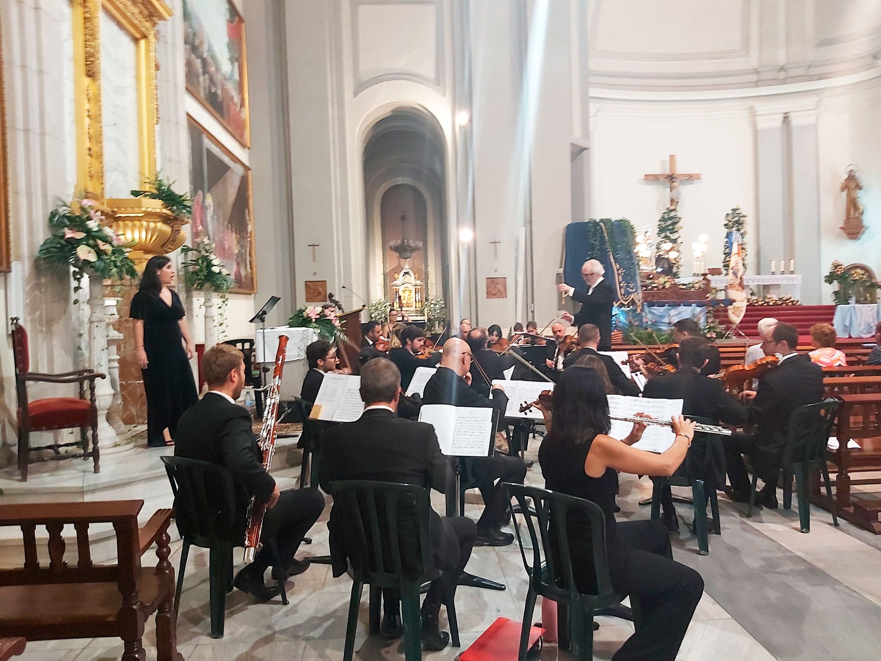 Actuación de la Orquestra Simfònica Alcoiana con Tania Bou durante la misa del pregón