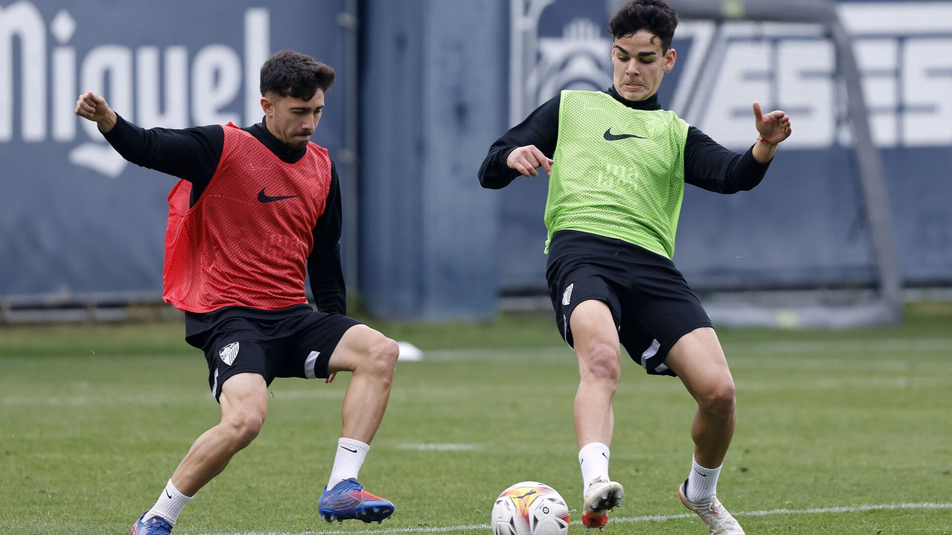 Primera sesión del miércoles del Málaga en el anexo del estadio de La Rosaleda