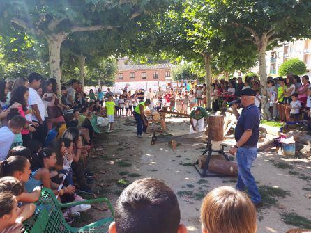 Los carreteros realizaron también trabajos de corte de troncos ante la atenta mirada de decenas de escolares raudenses.