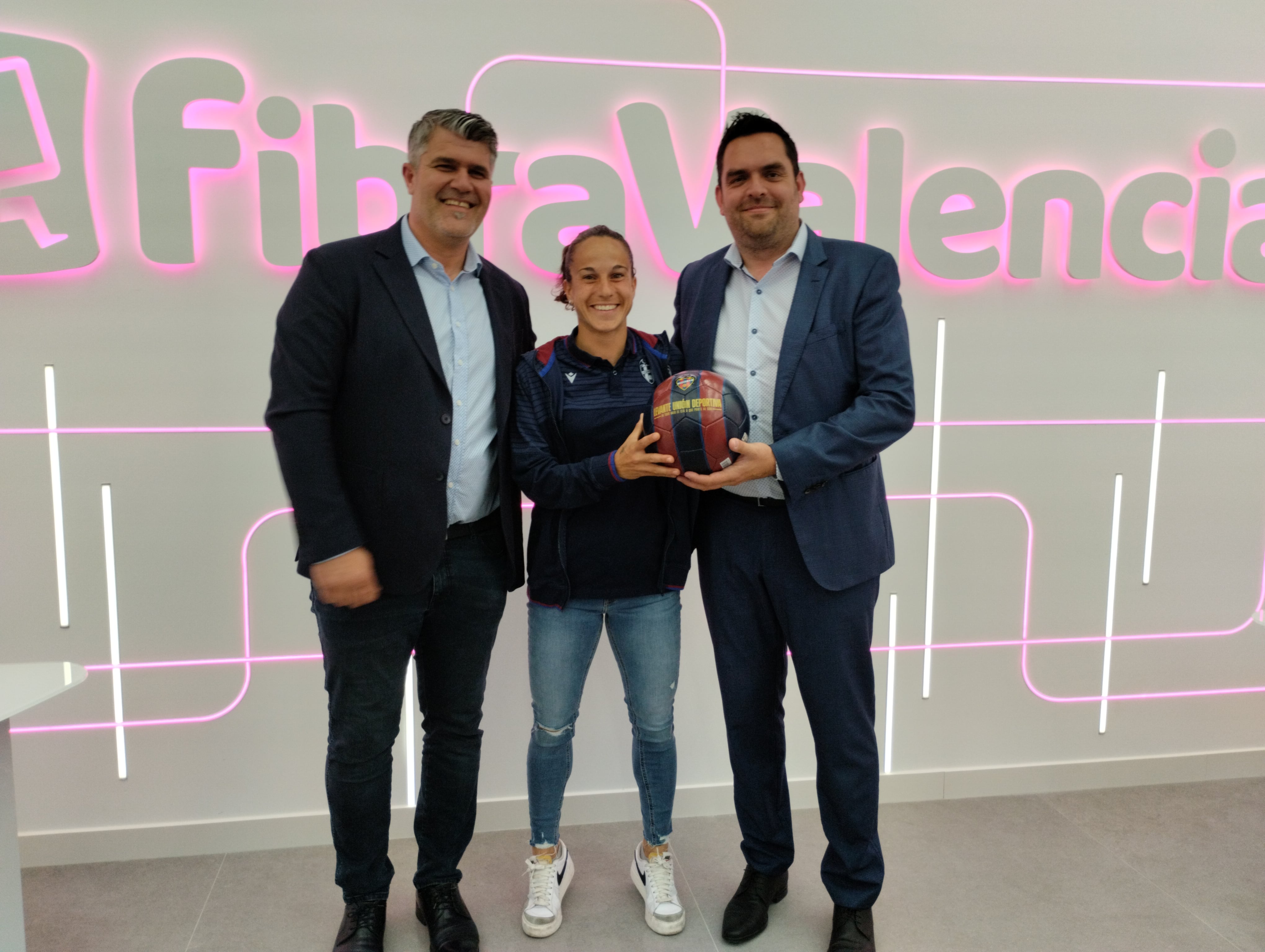 María de Alharilla, capitana del Levante UD, en la inauguración de la nueva tienda de FibraValencia