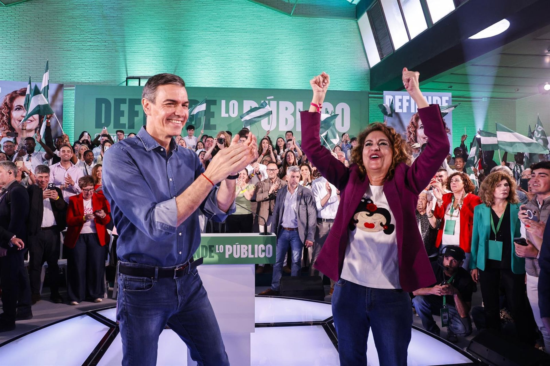 El secretario general del PSOE y presidente del Gobierno, Pedro Sánchez, durante un acto de campaña por el 17M en el Colegio Mayor La Asunción de Córdoba junto a la secretaria general del PSOE andaluz
