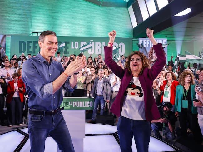 El secretario general del PSOE y presidente del Gobierno, Pedro Sánchez, durante un acto de campaña por el 17M en el Colegio Mayor La Asunción de Córdoba junto a la secretaria general del PSOE andaluz