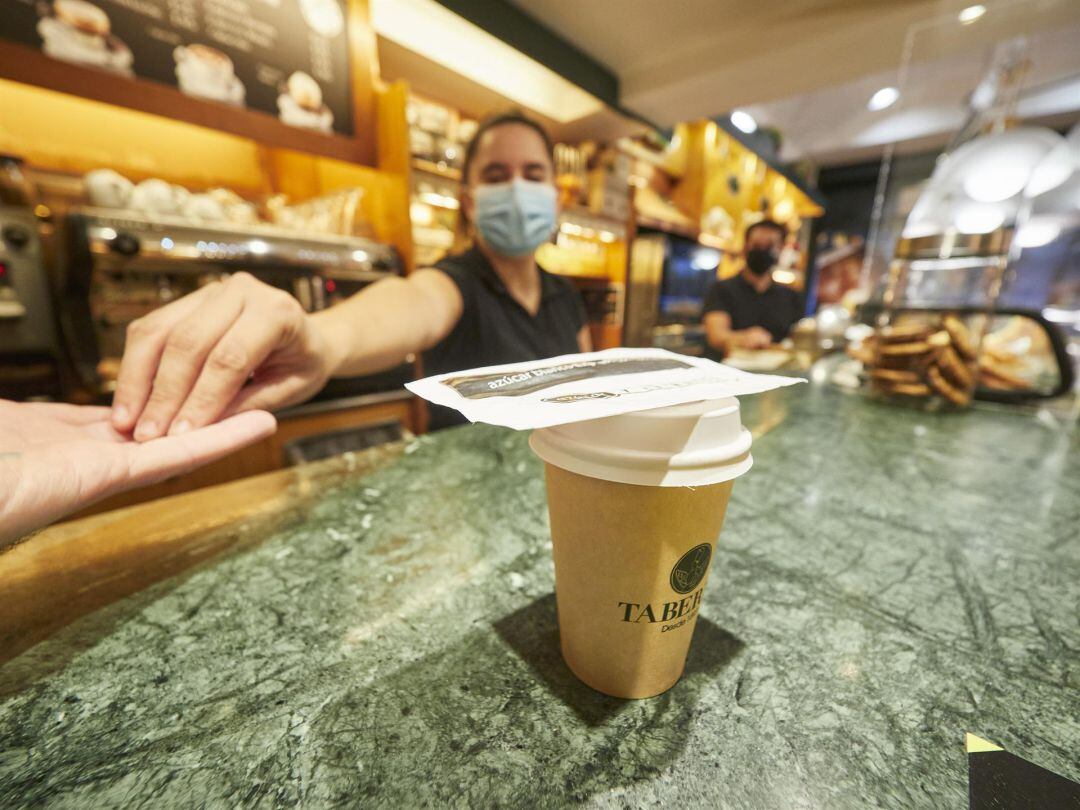 Una camarera de Cafetería devuelve el cambio -