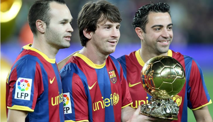 Iniesta, Xavi y Messi posan con el Balón de Oro