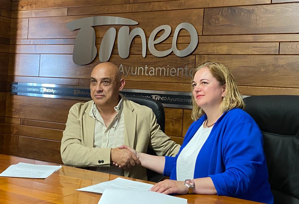 Montserrat Fernández (PP) y Luis López (Vox) firman el pacto de gobierno en Tineo