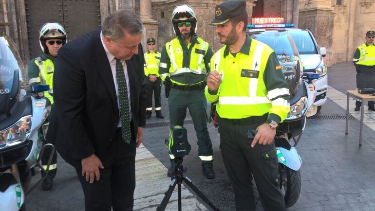 El delegado del Gobierno, Francisco Bernabé, contempla el nuevo radar estático &#039;veloster&#039; junto al comandante del sector de Tráfico de la Guardia Civil de Murcia, José Ángel Jurado