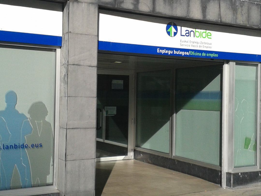 Entrada a una oficina de Lanbide