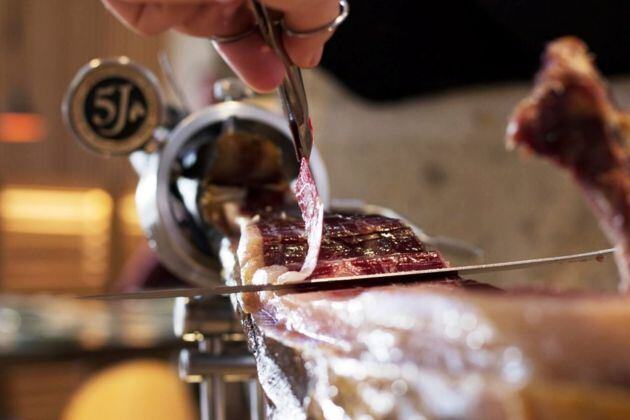 Corte de jamón ibérico Cinco Jotas en Toro Tapas El Puerto