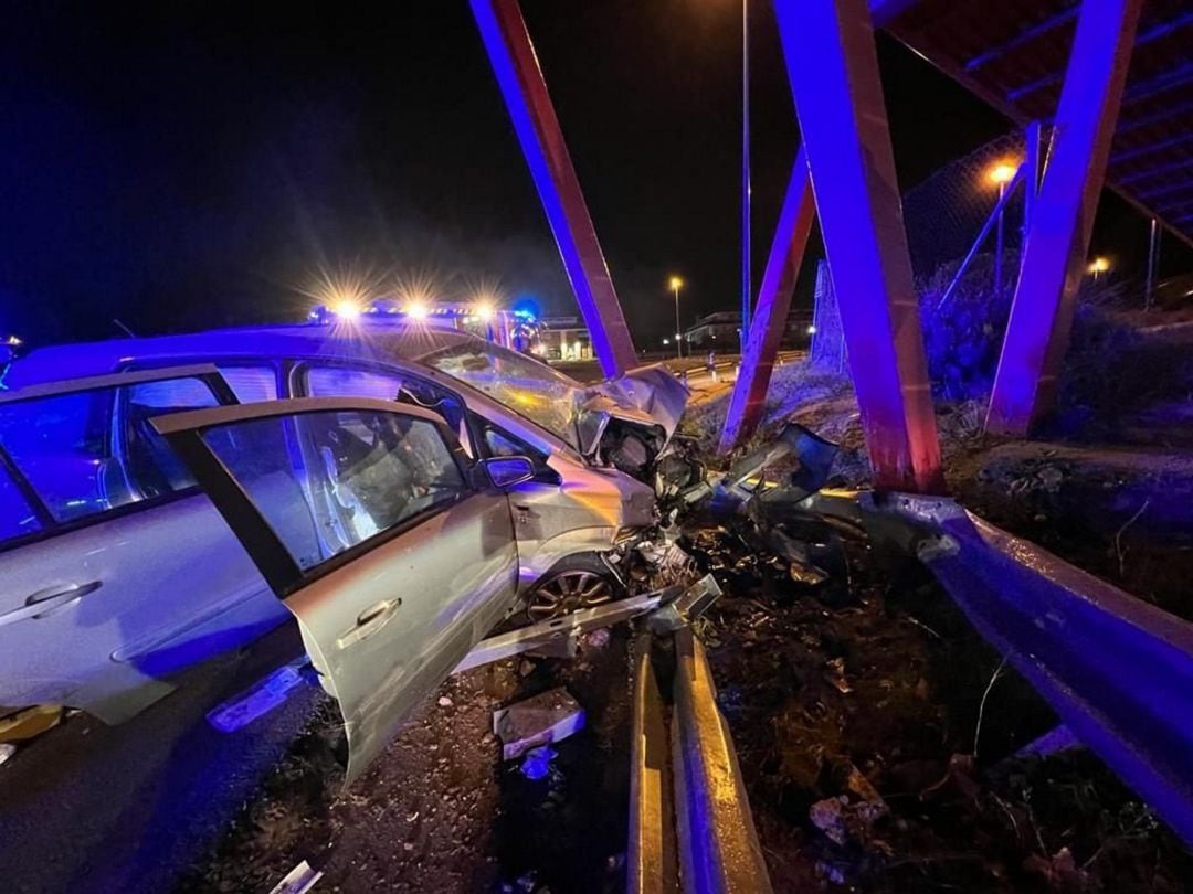 Colisión del vehículo con la base de una pasarela peatonal