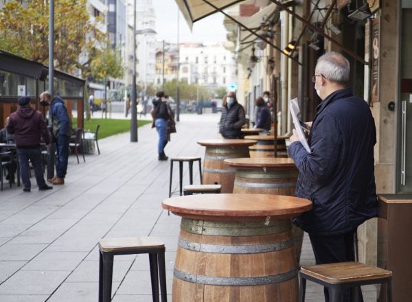 Archivo - Un hombre en la terraza de un bar en Pamplona.