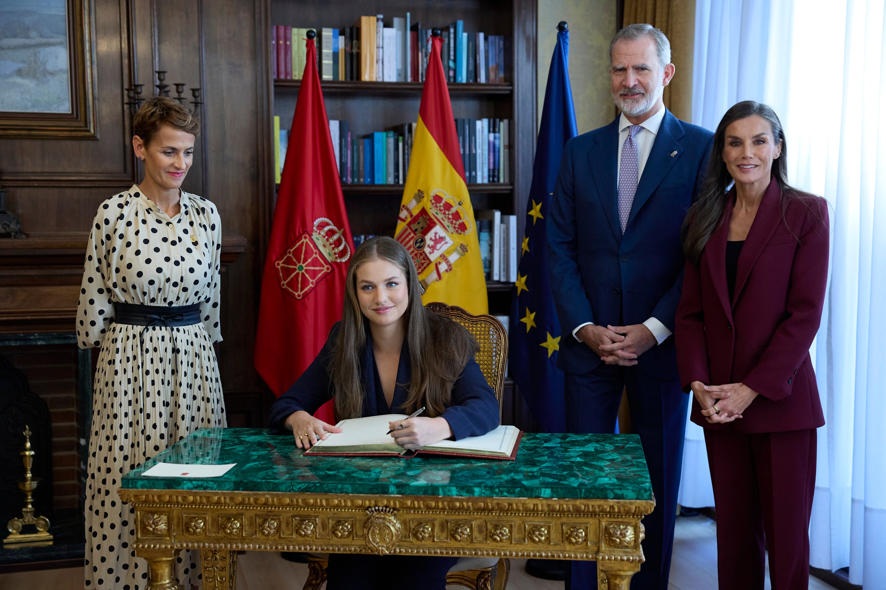 La princesa Leonor firma en el libro de honor del Palacio de Navarra
