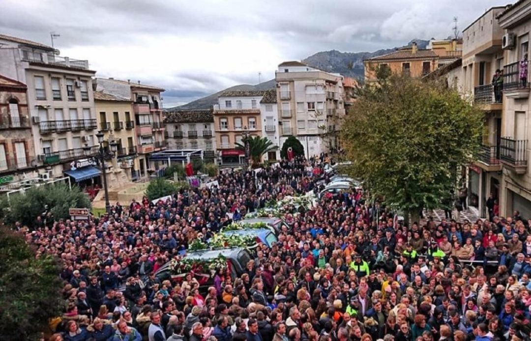 Vista de la Plaza de España momentos antes del funeral de entierro, en la Iglesia de la Asunción