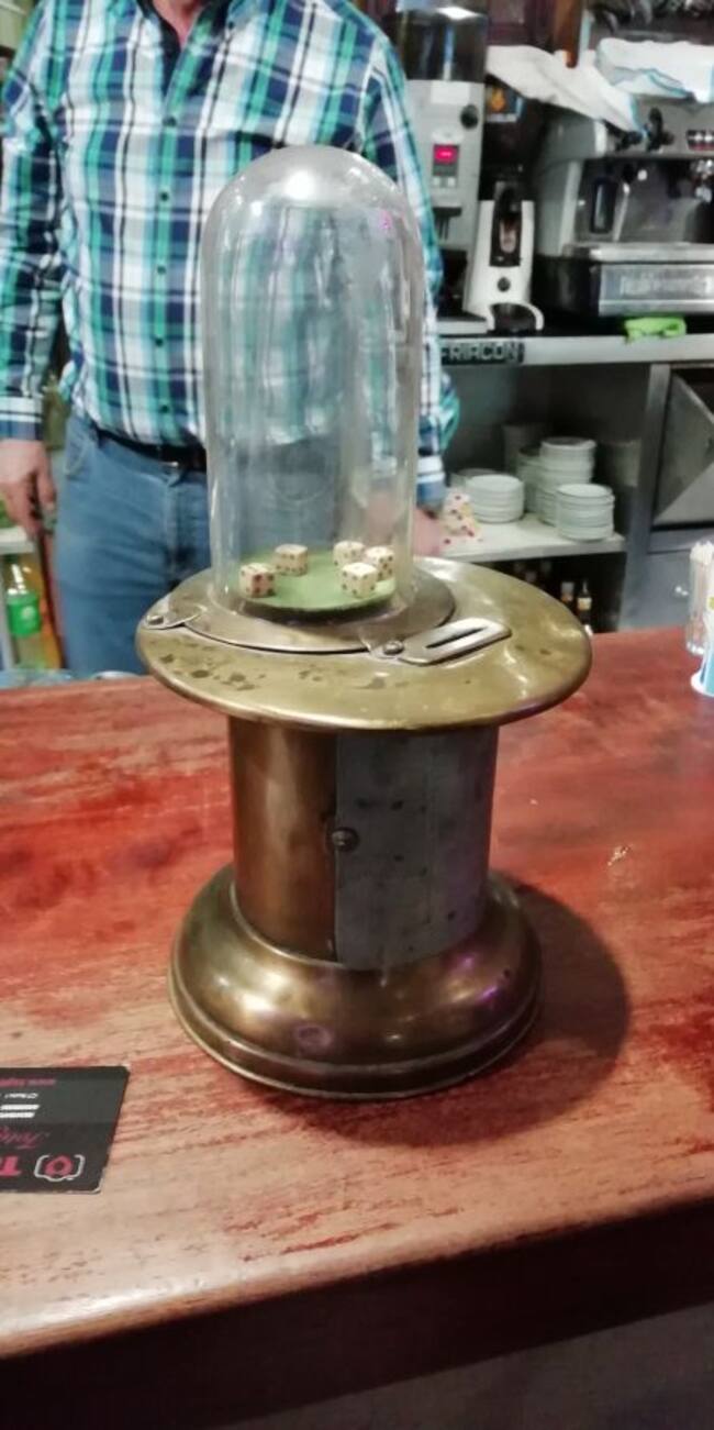 Máquina 'tragaperras' antigua que custodia el bar La Ferroviaria.