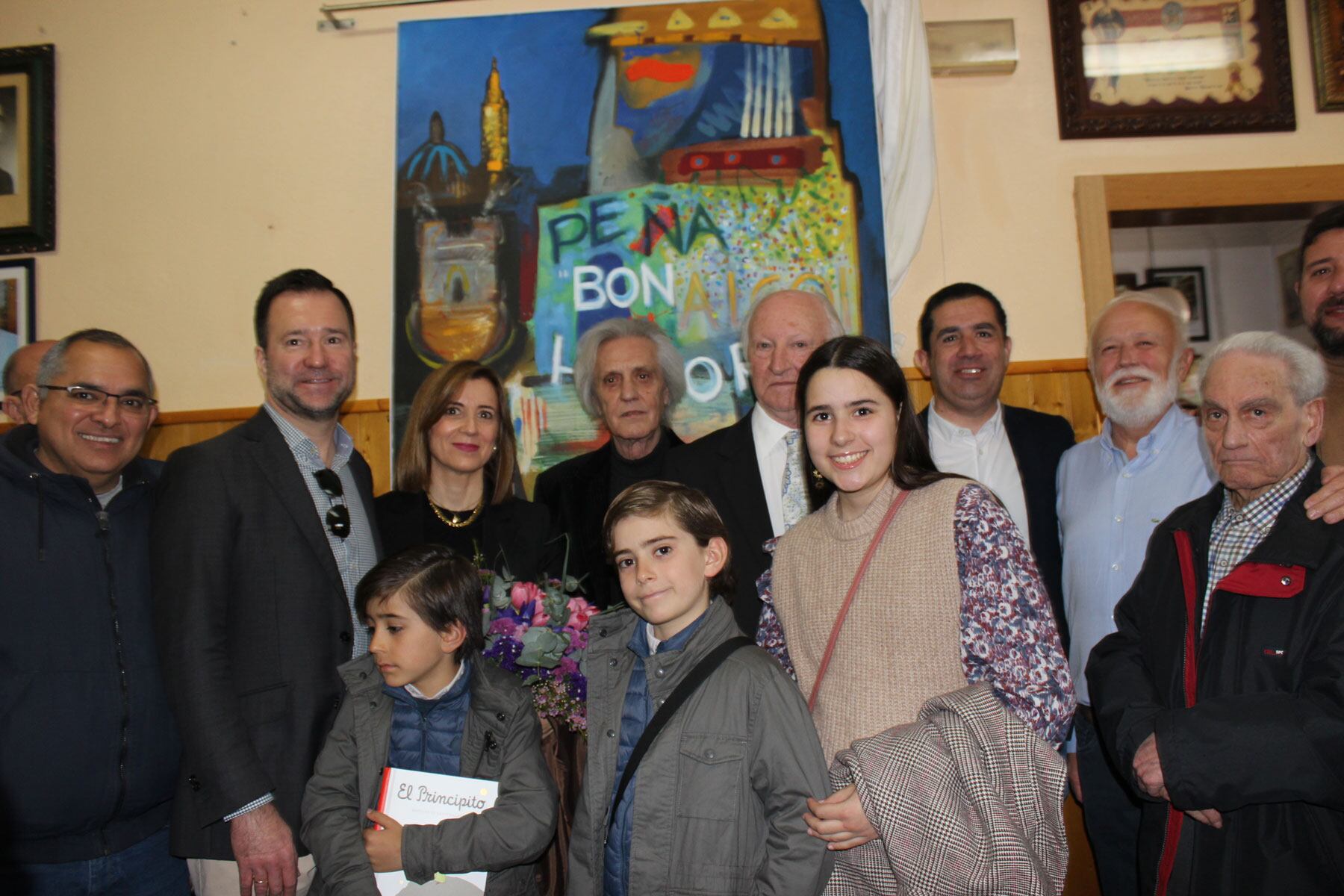 Foto final de familia con el cartel de la Penya del Bon Humor de Manolo Solbes Arjona y su autor
