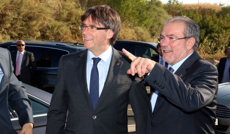 El president de la Diputació de Lleida, Joan Reñé, rep el president de la Generalitat, Carles Puigdemont, al CREBA de Torrelameu.