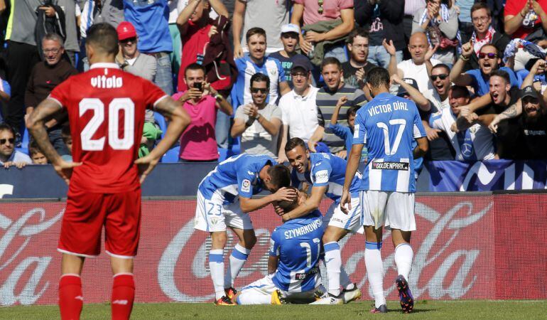 El centrocampista argentino del Leganés Alexander Szymanowski (c) celebra con sus compañeros su gol ante el Sevilla, durante el partido de la pasada jornada de Liga de Primera División disputado en el estadio de Butarque, en Leganés.