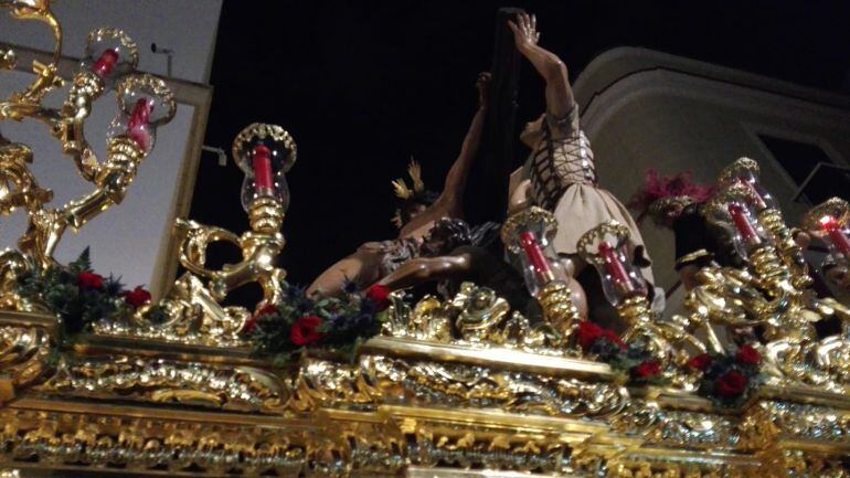 El paso de la Exaltación, pocos metros antes de tener que refugiarse en Santo Domingo a última hora del Viernes Santo