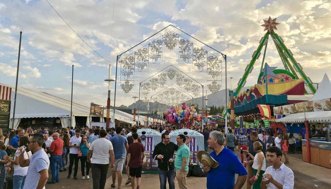 Varios jienenses disfrutan de la feria de San Lucas.