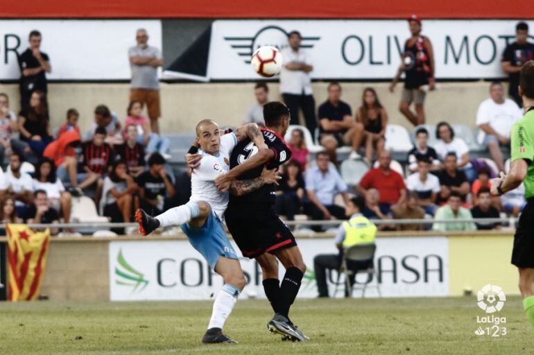 Jorge Pombo pugna por un balón frete a Catena