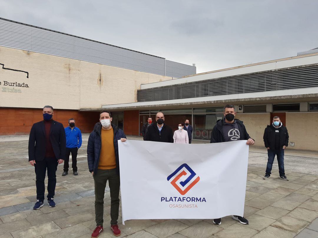 Integrantes de Plataforma Osasunista posan ante la pancarta tras la rueda de prensa de presentación 