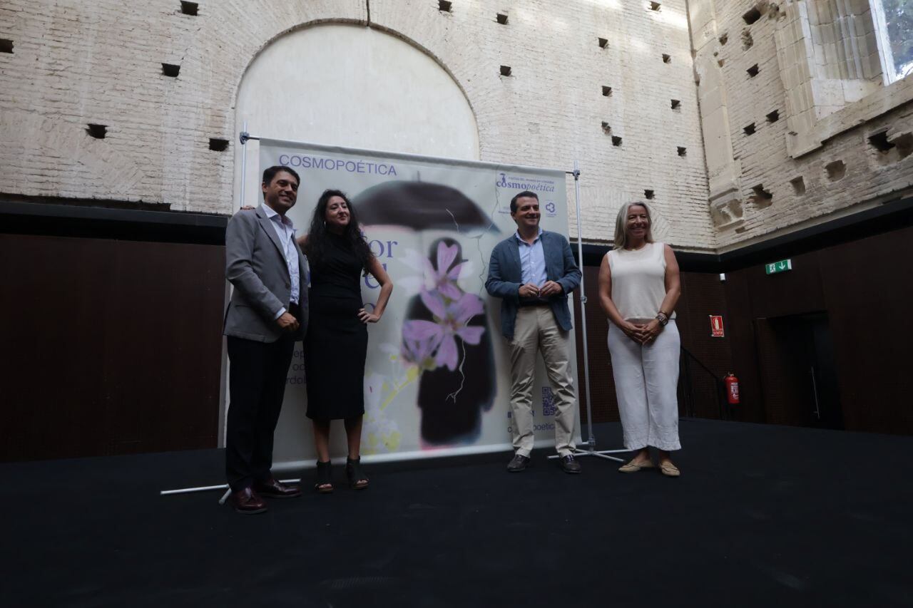 Autoridades y organización en la presentación de Cosmopoética 2025 en Córdoba.
