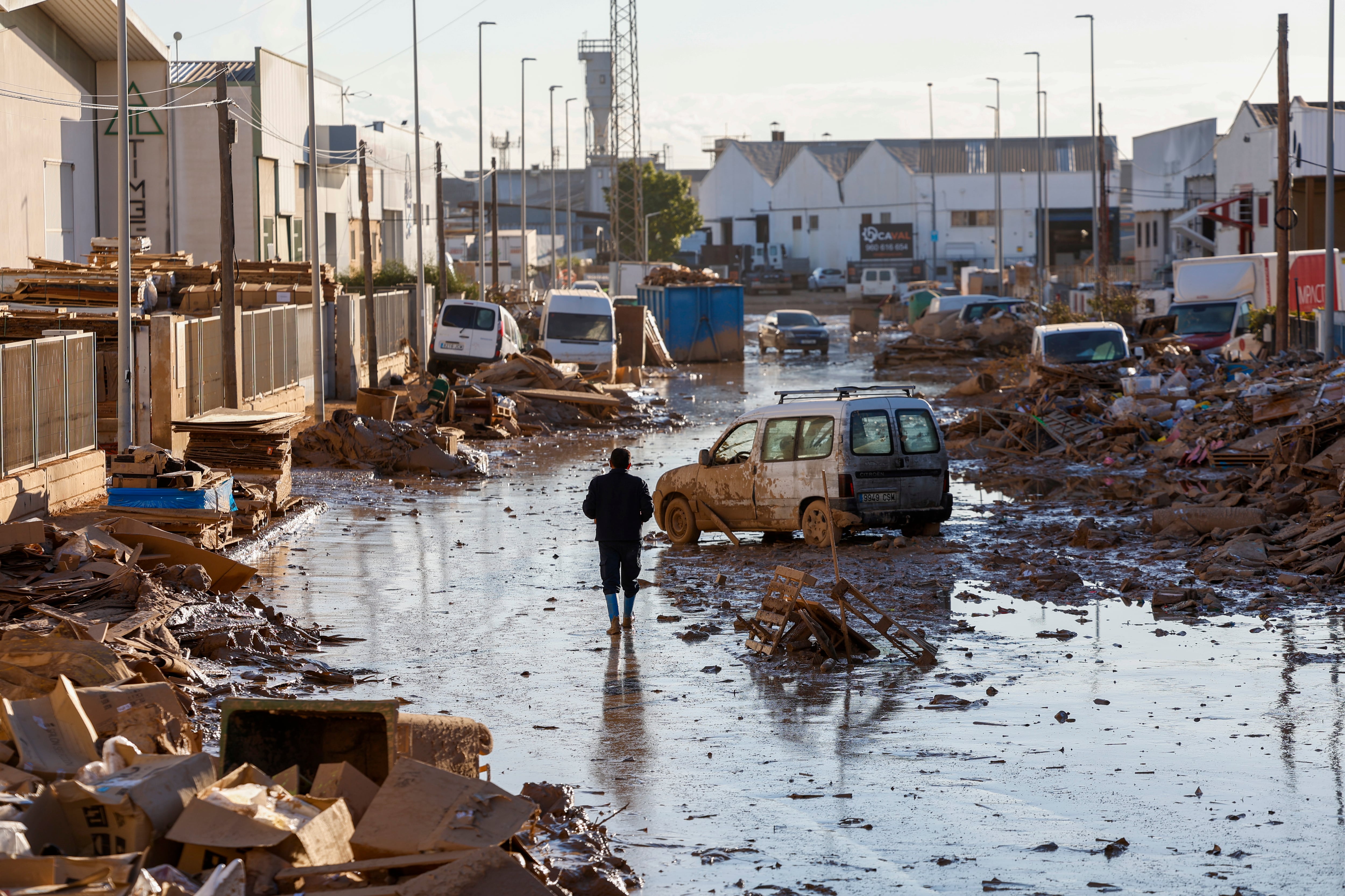 Una persona camina por una calle del polígono de Catarroja, este lunes. EFE/Jorge Zapata