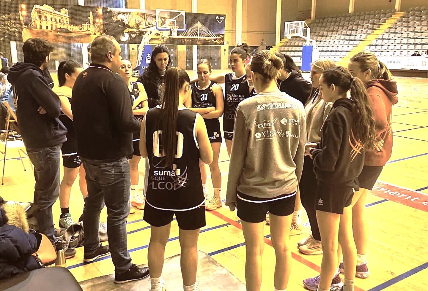 Equipo femenino del Nou Bàsquet Alcoi tras el partido