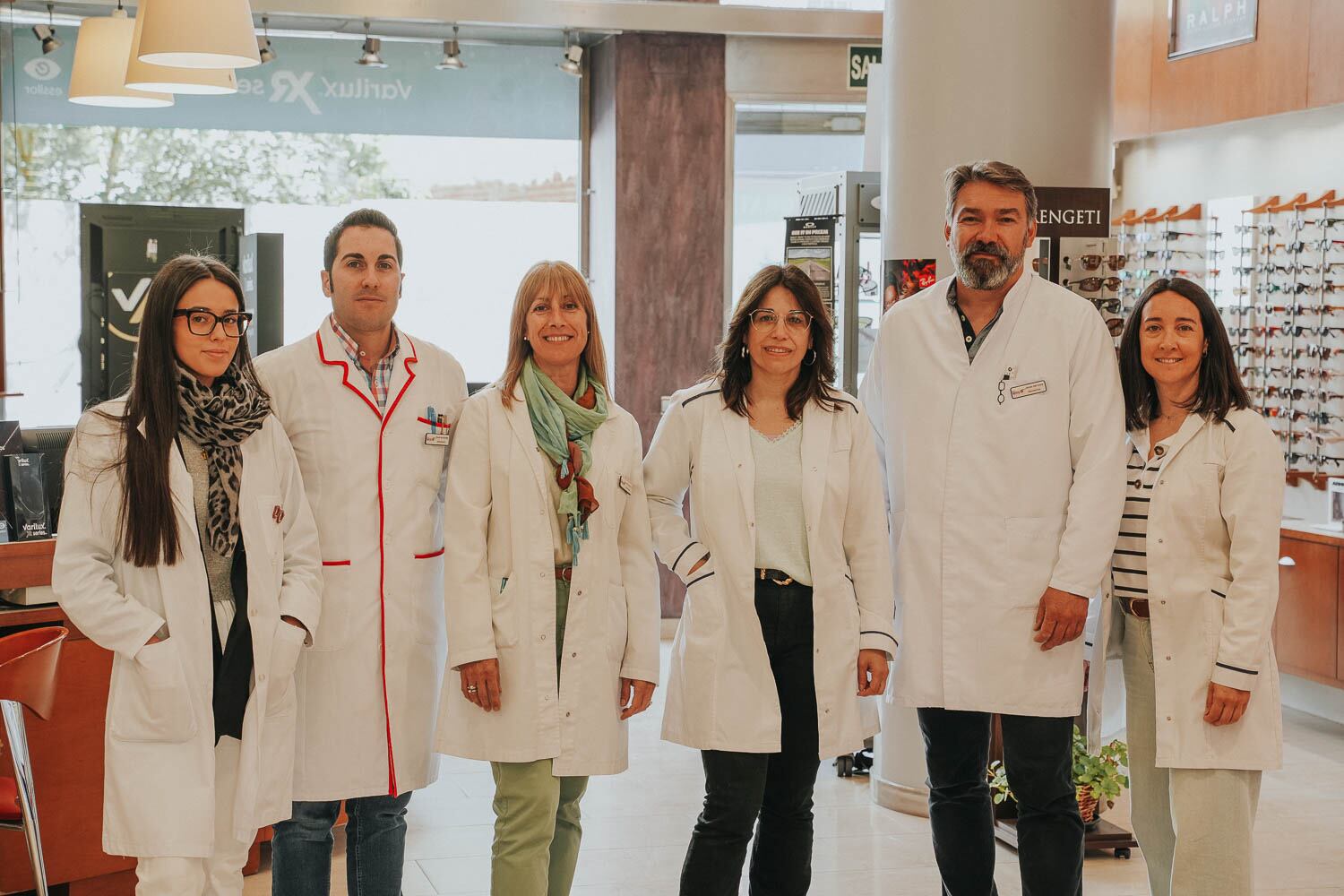 El equipo actual de Óptica Lens con seis integrantes