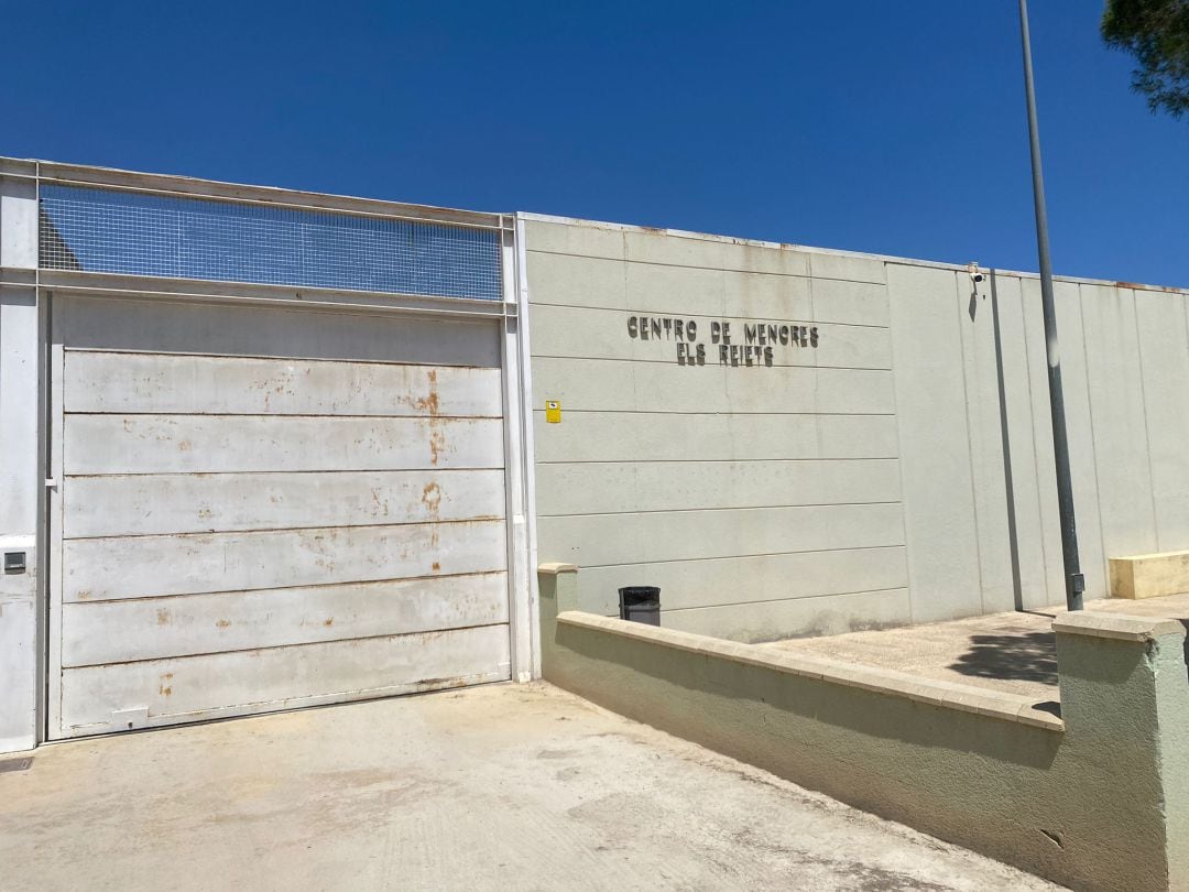 Entrada al Centro de Menores de Els Reiets de Alicante.