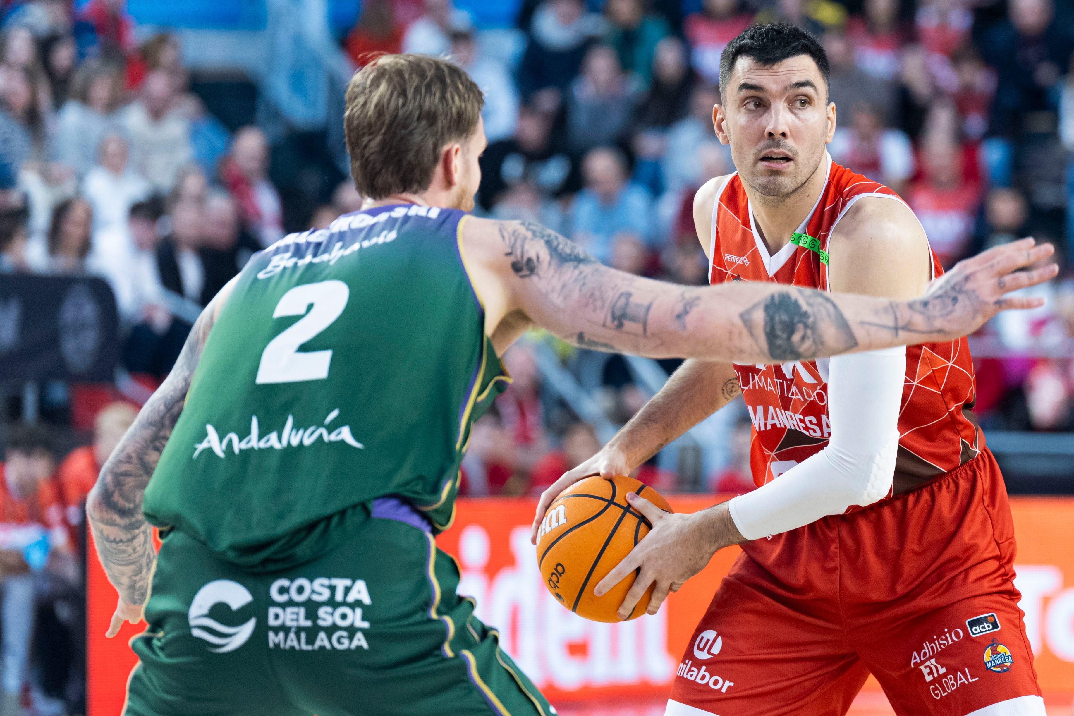 MANRESA (BARCELONA), 01/02/2026.- El pí?votdel Baxi Manresa Pierre Oriola (d) es defendido por el pívot polaco del Unicaja Baloncesto Olek Balcerowski (i) durante el encuentro de la jornada 18 de la Liga Endesa entre el Baxi Manresa y el Unicaja, disputado este domingo en el Pabell?n Nou Congost de Manresa. EFE/Siu Wu