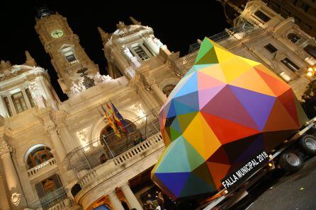 Primera pieza de la falla municipal 2018 a su llegada a la Plaza del Ayuntamiento