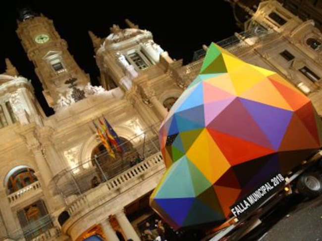 Primera pieza de la falla municipal 2018 a su llegada a la Plaza del Ayuntamiento