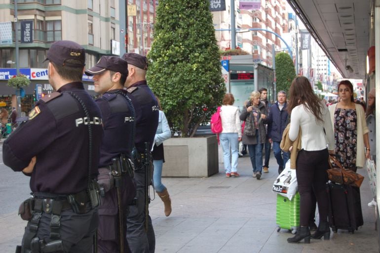 Policía Nacional haciendo labores de vigilancia en el centro de Alicante