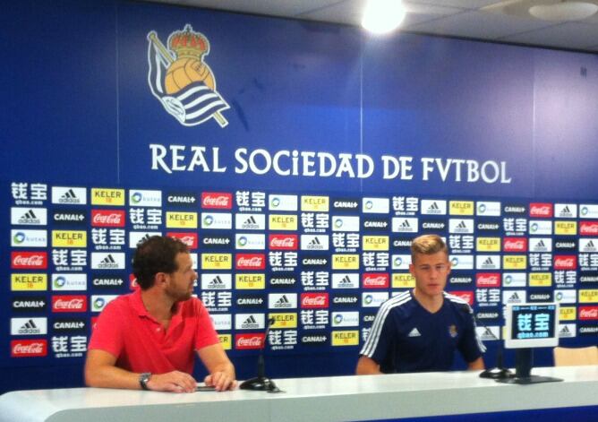 Alfred Finbogason responde en castellano a las preguntas planteadas en Zubieta.