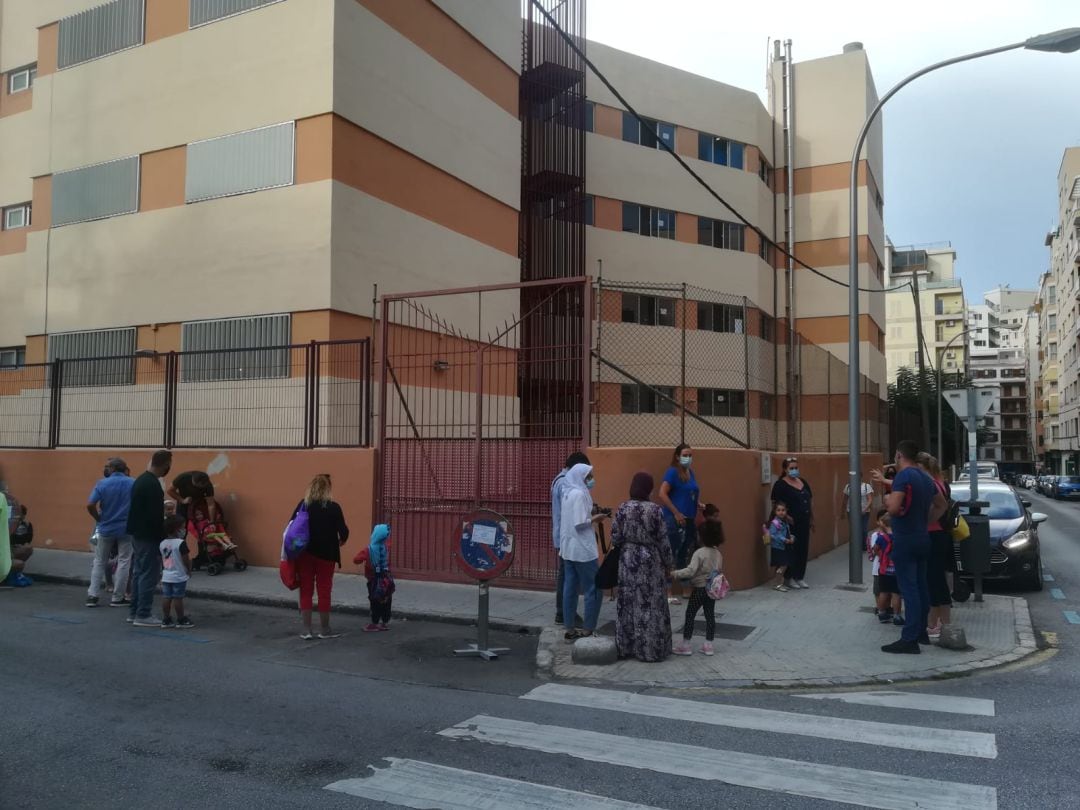 Los papás y mamás que acompañaban a los alumnos, esperaban pacientes en fila, con metro y medio de distancia entre cada familia