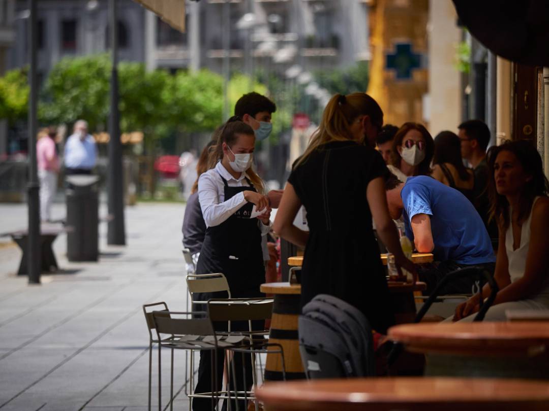 Varias personas llenan las terrazas de la famosa Plaza del Castillo de Pamplona durante el primer fin de semana de fase 2 en la desescalada de la pandemia por coronavirus COVID19