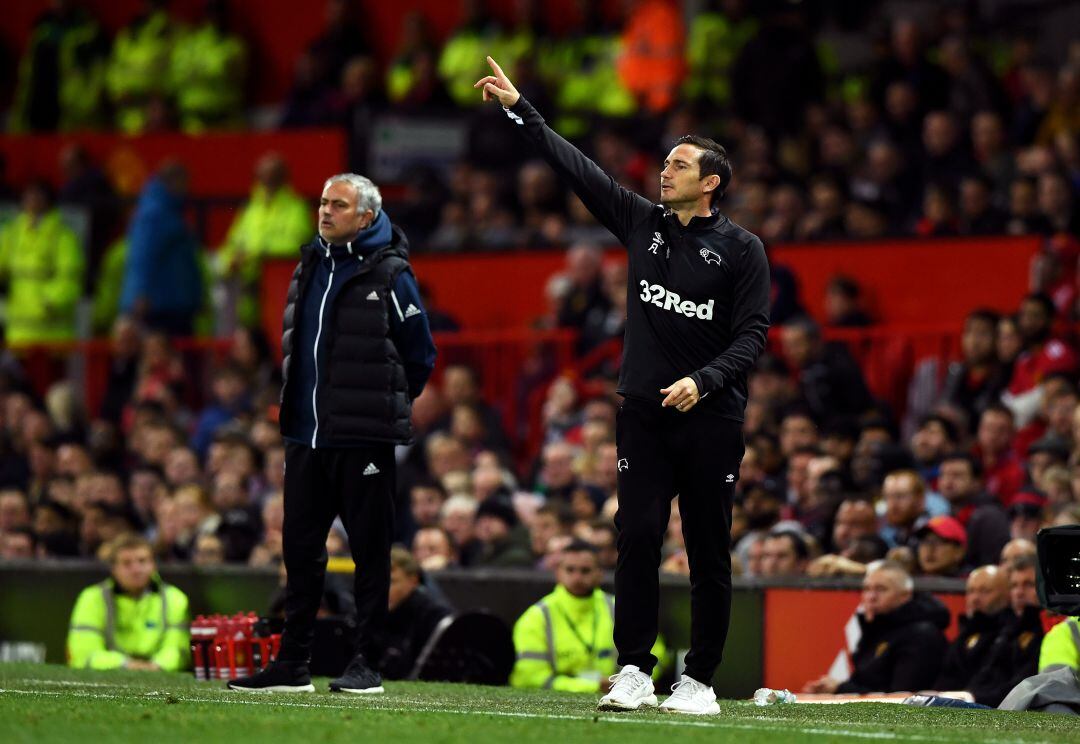 Lampard da instrucciones a sus jugadores en un partido contra el Manchester United