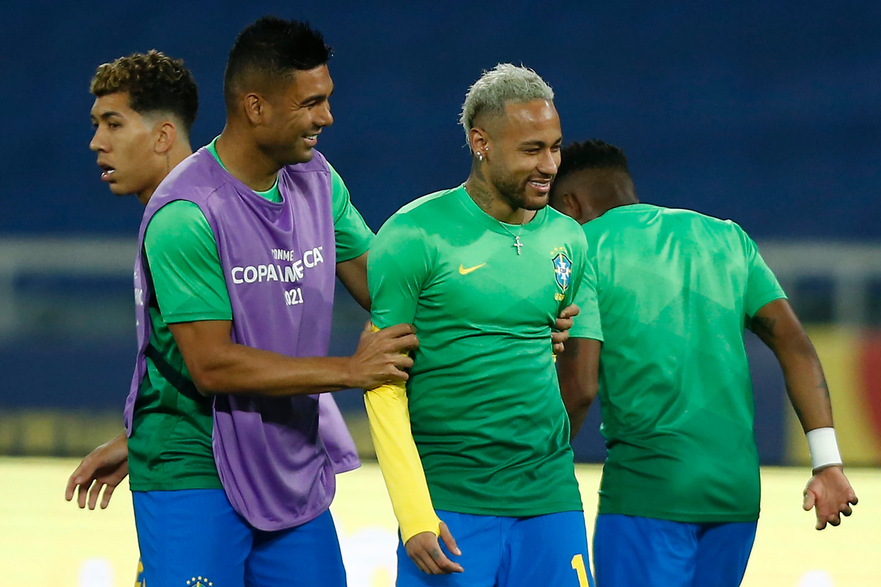 De izquierda a derecha, Casemiro y Neymar, en el calentamiento previo a un encuentro de Brasil ante Chile.