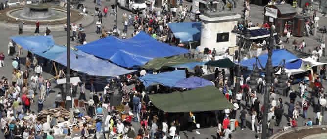 En la Puerta del Sol de Madrid este miércoles por la mañana todavía se podían ver algunas de las lonas donde han pasado la noche cientos de manifestantes