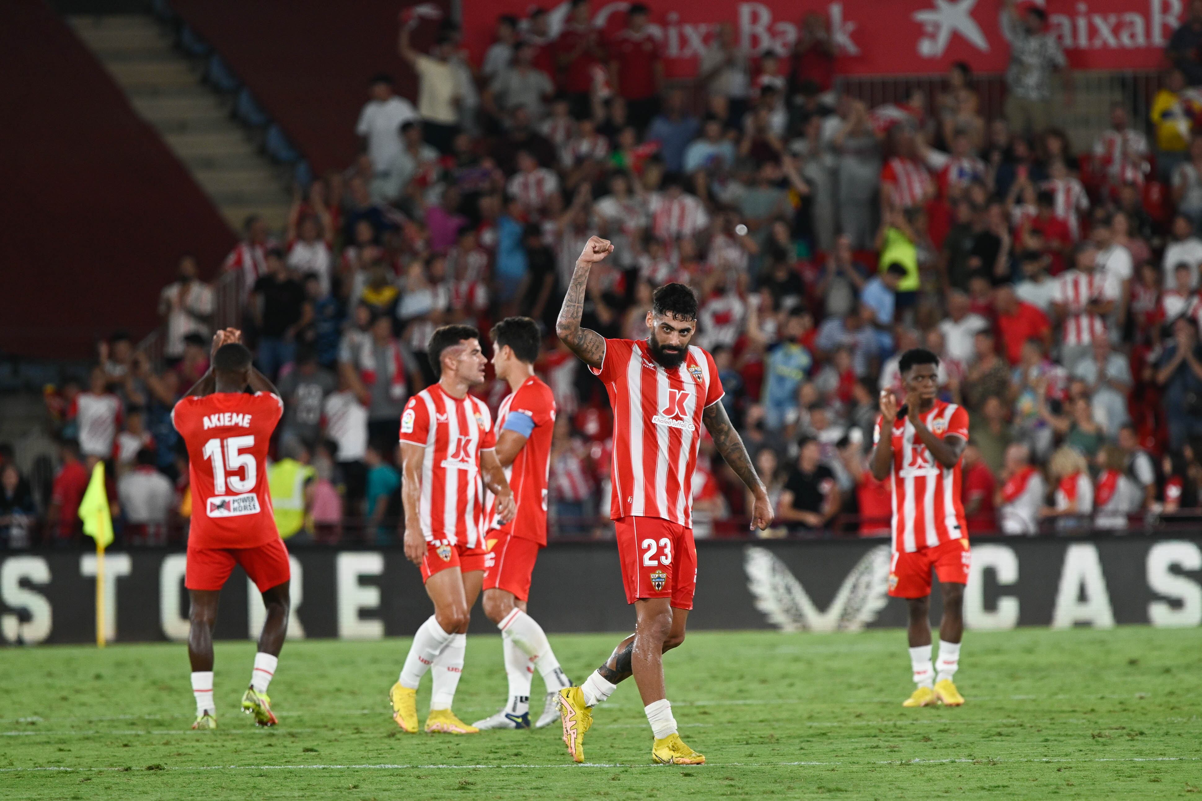 Samú Costa levanta el puño en el partido ante el Sevilla.