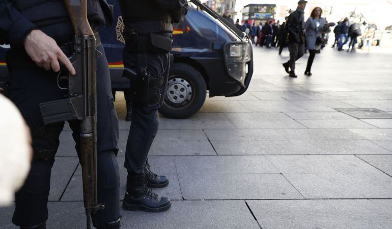 Dos agentes de la Policía Nacional patrullan por las calles céntricas de Madrid.