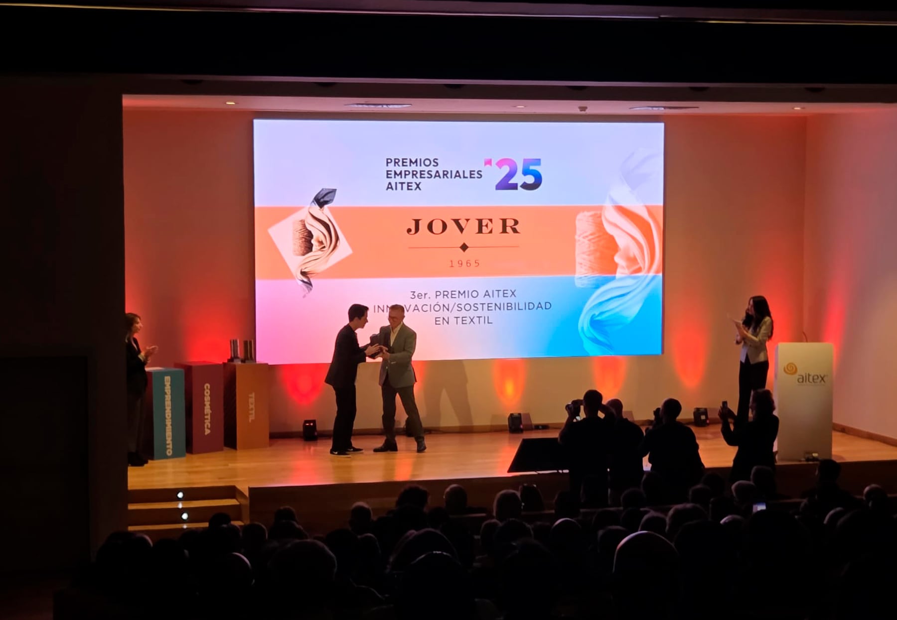 Momento en el que Alejandro Jover de JoverTex recibe el tercer premio de textil de manos de Pepe Serna, presidente de Ateval