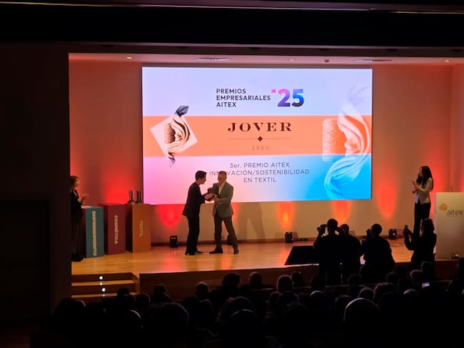 Momento en el que Alejandro Jover de JoverTex recibe el tercer premio de textil de manos de Pepe Serna, presidente de Ateval