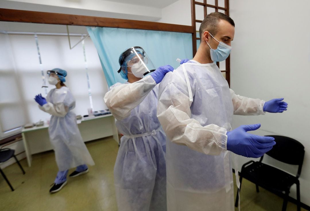 Un estudiante de medicina se equipa para protegerse el coronavirus