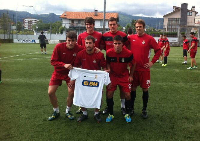Mikel Alonso posa junto a Tena, Ibarbia, Iriondo, Arzamendi y Urkizu.