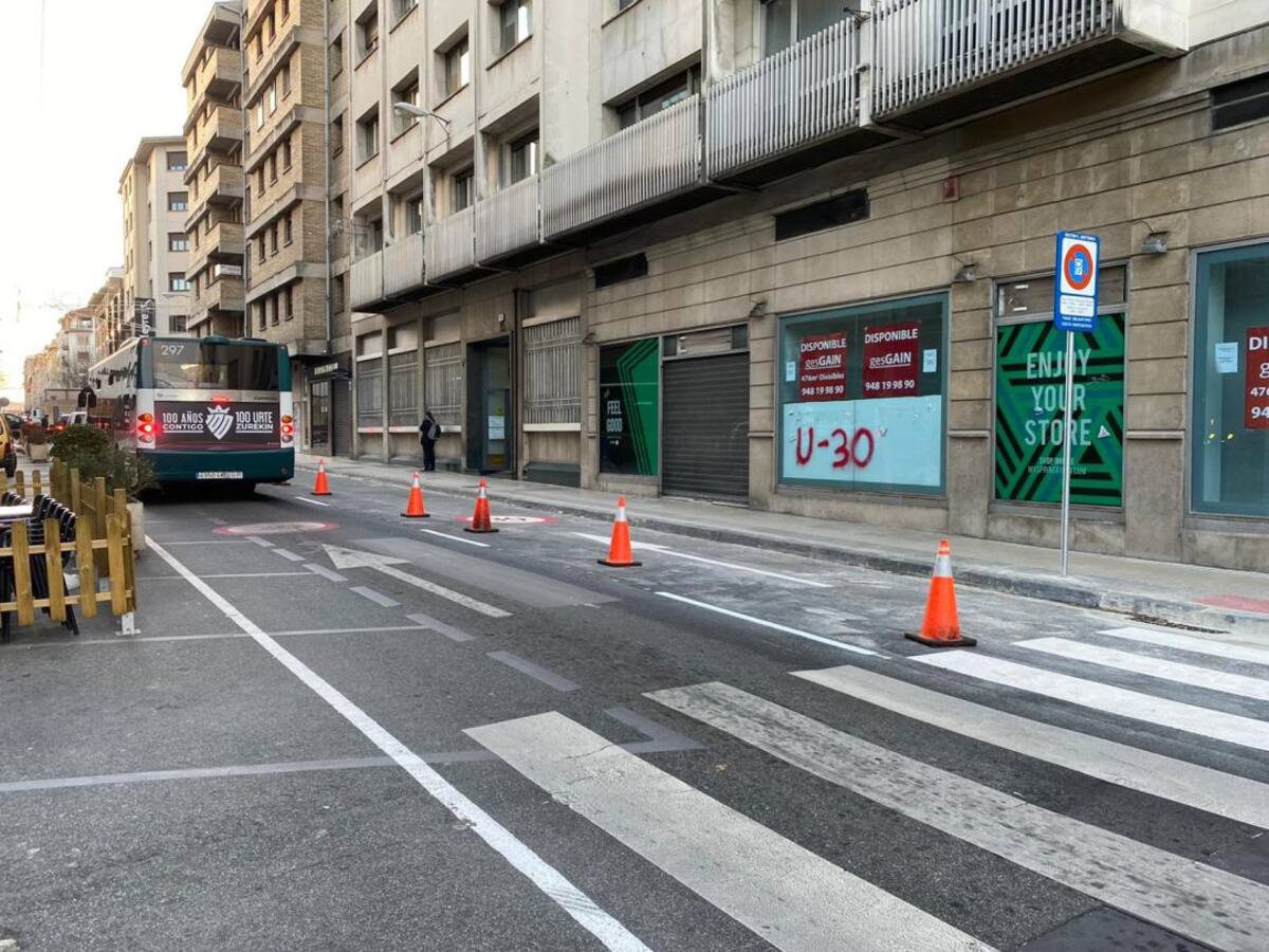 La Calle Amaya de Pamplona recupera los dos carriles para el tráfico