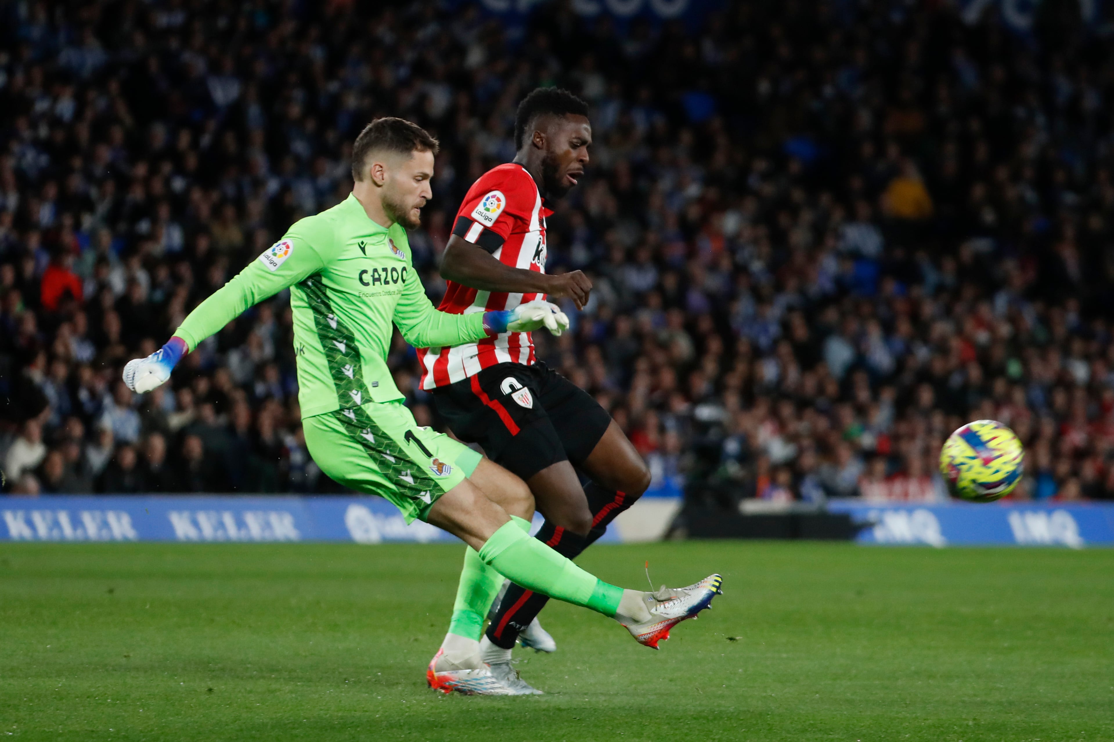 SAN SEBASTIÁN, 14/01/2023.- El portero de la Real Sociedad Alejandro Remiro (i) despeja un balón presionado por Iñaki Williams, del Athletic de Bilbao, durante el partido de la jornada 17 de la LaLiga Santander que se disputa este sábado en el Reale Arena, en San Sebastián. EFE/ Javier Etxezarreta
