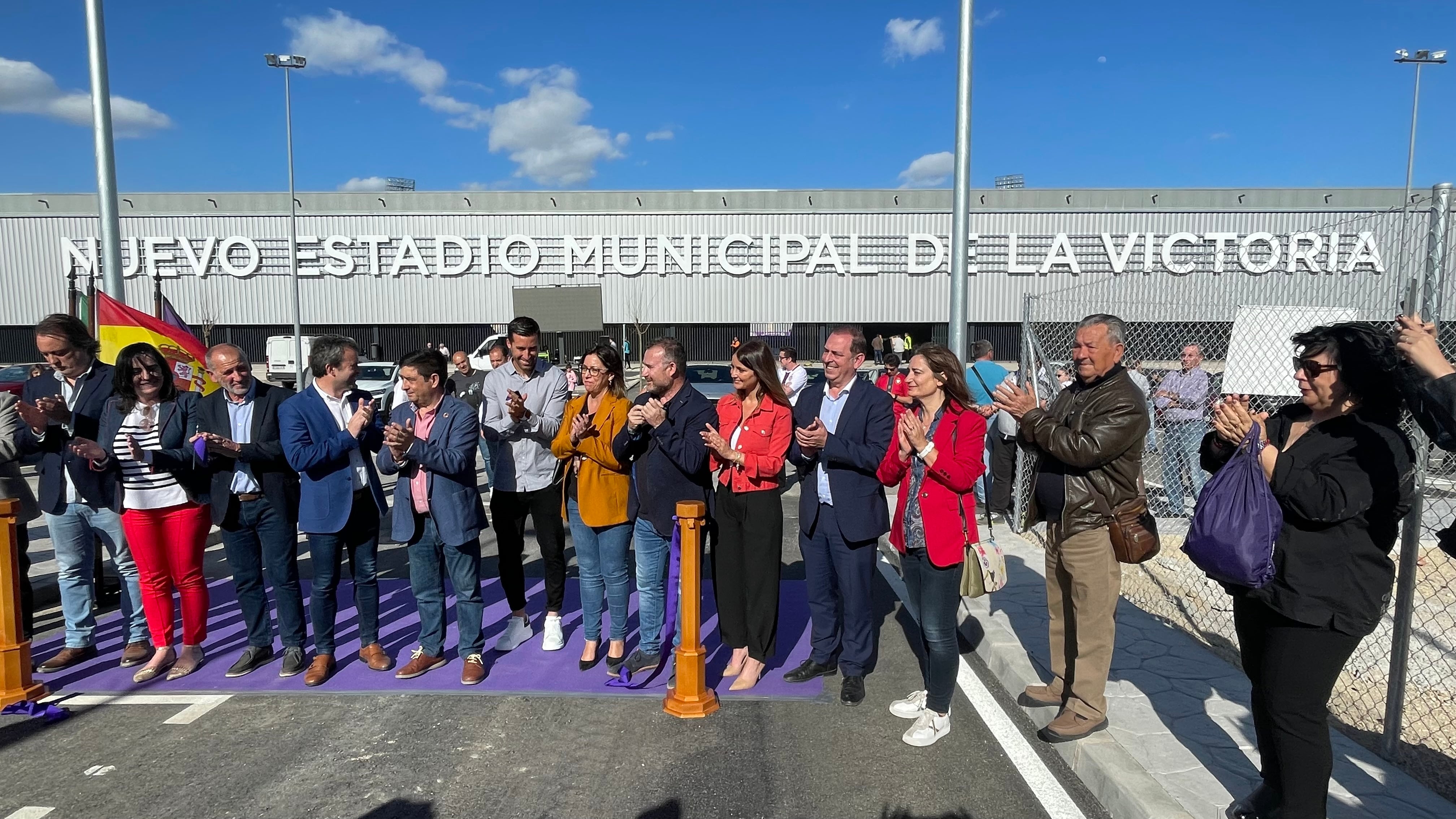 Momento en el que las autoridades inauguran las nuevas instalaciones del Estadio con Julio Millán alcalde de la Cuidad y Francisco Reyes presidente de la diputación Provincial de Jaén